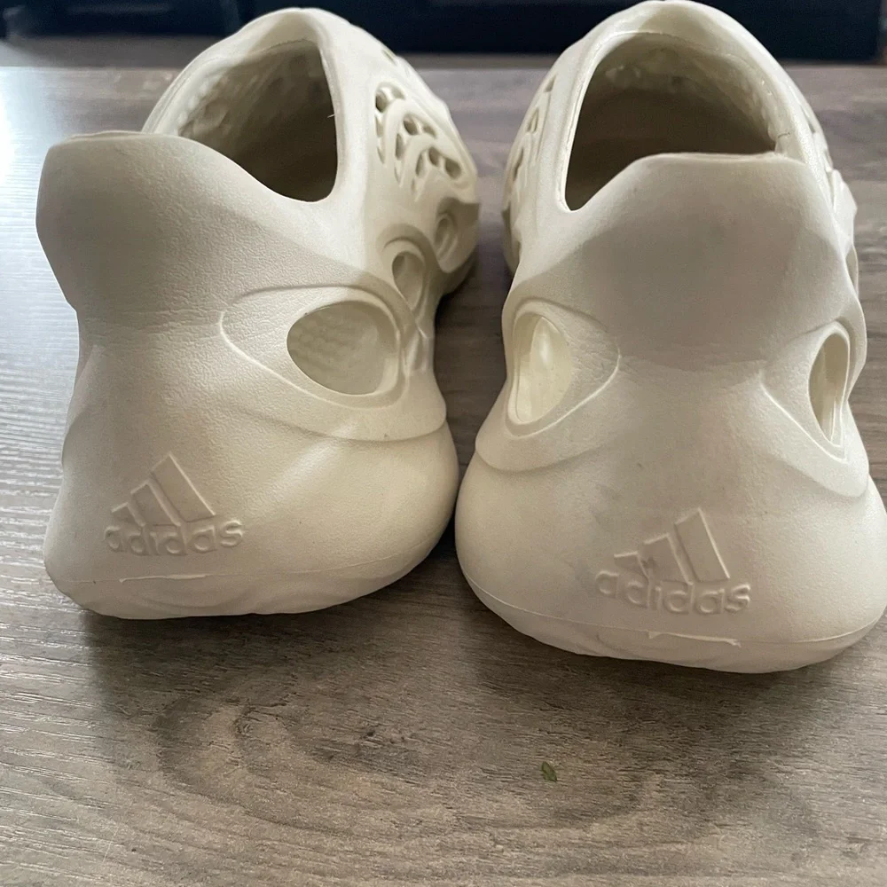 Adidas Sand colored foamrunner slip on cut out breathable Unisex shoes size 8.5